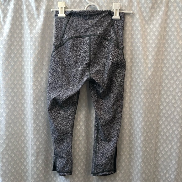 LULULEMON • Train times crop fractal alpine SIZE 2 - Picture 7 of 7